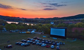 Bei der Einfahrt ins Autokino stellen sich die Wagen in Reih und Glied vor der Leinwand auf. - Wolfgang Furmanski Bei der Einfahrt ins Autokino stellen sich die Wagen in Reih und Glied vor der Leinwand auf. - Wolfgang Furmanski