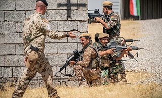 Ein Bundeswehr Soldat (links) begleitet die Ausbildung kurdischer Peschmerga im nordirakischen Kurdengebiet bei Erbil. - dpa Ein Bundeswehr Soldat (links) begleitet die Ausbildung kurdischer Peschmerga im nordirakischen Kurdengebiet bei Erbil. - dpa