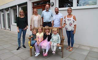 Kita-Leiterin Caroline Nolting (hinten, von links), Bauamtsleiterin Ewa Hermann, Fachbereichsleiter Olaf Kapelle, Bauleiter Nikolai Stoll und Fördervereinsvorsitzende Rica Fricke freuen sich zusammen mit Matteo (vorne, von links), Emily, Tiana und Milo über die frisch sanierten Räume und den neuen Terrassenbereich. - Nadine Uphoff Kita-Leiterin Caroline Nolting (hinten, von links), Bauamtsleiterin Ewa Hermann, Fachbereichsleiter Olaf Kapelle, Bauleiter Nikolai Stoll und Fördervereinsvorsitzende Rica Fricke freuen sich zusammen mit Matteo (vorne, von links), Emily, Tiana und Milo über die frisch sanierten Räume und den neuen Terrassenbereich. - Nadine Uphoff