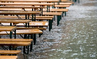 Das Sommerwetter könnte zum Wochenende hin in Starkregen und Gewitter umschlagen. - Foto: Sven Hoppe/dpa