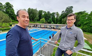 Rolf Stanislawski (links) und Frank Erbs, Betreiber des Schiederaner Freibades, haben am Wochenende die Freibad-Saison - zunächst nur für Mitglieder - eröffnet. Auch Dagmar Schultz (unten), Vorsitzende des Fördervereins, und Bürgermeister Jörg Bierwirth, waren dabei. - Michaela Weiße(LZ) Rolf Stanislawski (links) und Frank Erbs, Betreiber des Schiederaner Freibades, haben am Wochenende die Freibad-Saison - zunächst nur für Mitglieder - eröffnet. Auch Dagmar Schultz (unten), Vorsitzende des Fördervereins, und Bürgermeister Jörg Bierwirth, waren dabei. - Michaela Weiße(LZ)