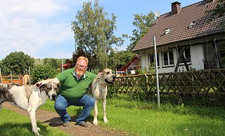 Ein Idyll für Tier und Mensch – in Horn-Bad Meinberg lebt Lars Cohrs mit seiner Familie und einigen Vierbeinern. Hier hat er „Frieda" (rechts) und „Jule" im Arm. In Oerlinghausen hat er eine Wohnung. Wird er Bürgermeister, ziehen alle um. - Astrid Sewing Ein Idyll für Tier und Mensch – in Horn-Bad Meinberg lebt Lars Cohrs mit seiner Familie und einigen Vierbeinern. Hier hat er „Frieda" (rechts) und „Jule" im Arm. In Oerlinghausen hat er eine Wohnung. Wird er Bürgermeister, ziehen alle um. - Astrid Sewing