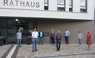 Ein Foto mit den Bewerbern auf den vorderen Plätzen: (von links) Jürgen Rosenow, Landratskandidat Robin Wagener, Titus Donhauser, Ute Habigsberg-Bicker, Reimund Neumann, Frank Drexhage, Petra Kuhfus und Monika Kuhlmann. - Die Grünen Lage