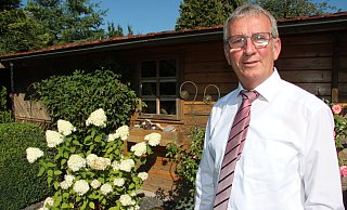 Klaus Meier schätzt die Ruhe und das viele Grün in Sabbenhausen. Einer seiner Lieblingsorte ist der heimische Garten. - Silke Buhrmester Klaus Meier schätzt die Ruhe und das viele Grün in Sabbenhausen. Einer seiner Lieblingsorte ist der heimische Garten. - Silke Buhrmester
