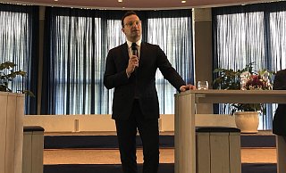 Gesundheitsminister Jens Spahn spricht im Kurhaus vor etwa 120 Besuchern, die weit auseinander sitzen. - Sven Kienscherf Gesundheitsminister Jens Spahn spricht im Kurhaus vor etwa 120 Besuchern, die weit auseinander sitzen. - Sven Kienscherf