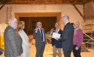 Ortsbürgermeister Detlef Schake (von links), Andrea Klädtke (Bezirksregierung), Bürgermeister Heinz Reker, Jens Kronsbein (Bezirksregierung), Fördervereinsvorsitzender Klaus Meier und Bauleiter Franz Aich freuen sich über den Förderbescheid. - Achim Krause Ortsbürgermeister Detlef Schake (von links), Andrea Klädtke (Bezirksregierung), Bürgermeister Heinz Reker, Jens Kronsbein (Bezirksregierung), Fördervereinsvorsitzender Klaus Meier und Bauleiter Franz Aich freuen sich über den Förderbescheid. - Achim Krause
