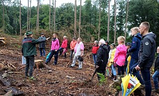Die „Schnatgänger" auf der künftigen Bürgerwaldfläche. Noch ist hier alles wüst, aber schon in wenigen Jahren wird der neue Wald für frisches Grün sorgen. - Marketing Extertal Die „Schnatgänger" auf der künftigen Bürgerwaldfläche. Noch ist hier alles wüst, aber schon in wenigen Jahren wird der neue Wald für frisches Grün sorgen. - Marketing Extertal