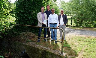 Sebastian Wöhler (Westfalen Weser, von links), Bauhofleiter Frank Noltemeier, Bürgermeister Borris Ortmeier und Guido Wiens (Westfalen Weser) zeigen die Technik, mit der die Stadt Daten in Echtzeit auslesen und aufzeichnen kann. - Lorraine Brinkmann Sebastian Wöhler (Westfalen Weser, von links), Bauhofleiter Frank Noltemeier, Bürgermeister Borris Ortmeier und Guido Wiens (Westfalen Weser) zeigen die Technik, mit der die Stadt Daten in Echtzeit auslesen und aufzeichnen kann. - Lorraine Brinkmann