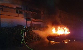 Das Fahrzeug brannte völlig aus. - Feuerwehr Lemgo