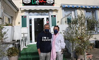 Antonio und Catrin Gentile stehen vor ihrem Restaurant. Hier sollen sie gegen Coronaschutzauflagen verstoßen haben. Jetzt drohen ihnen zwei Bußgelder in Höhe von insgesamt 7000 Euro. - Freya Köhring