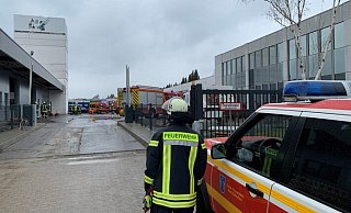Vor dem Firmengelände eines Fertigungsbetriebes in Bad Salzuflen Schötmar stehen Feuerwehrfahrzeuge. Auf einer Palette haben im Inneren des Gebäudes Fertigungsteile gebrannt. - Feuerwehr Bad Salzuflen/Daniel Hobein