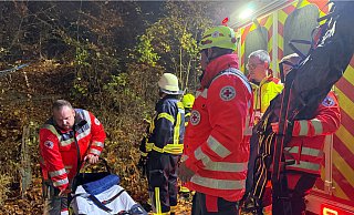 Ehrenamtliche DRK-Retter aus Marienau bereiten unterhalb der Klippen schon mal die Trage f&uuml;r den Verletzten, der von H&ouml;henrettern zu Tal getragen wird, vor. - Dewezet