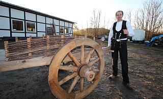 Zimmer- und Tischlermeister Andreas Begemann zeigt vor seiner Werkstatt einen von ihm gebauten Ochsenkarren nach mittelalterlichem Vorbild. - Jens Rademacher Zimmer- und Tischlermeister Andreas Begemann zeigt vor seiner Werkstatt einen von ihm gebauten Ochsenkarren nach mittelalterlichem Vorbild. - Jens Rademacher