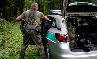 Festnahme an der polnischen Grenze zu Belarus. Es gibt zahlreiche Berichte zu Gewalt und Misshandlungen durch Grenzbeamte gegen Migranten und Flüchtlinge. (Symbolbild) - Fabian Sommer/dpa Festnahme an der polnischen Grenze zu Belarus. Es gibt zahlreiche Berichte zu Gewalt und Misshandlungen durch Grenzbeamte gegen Migranten und Flüchtlinge. (Symbolbild) - Fabian Sommer/dpa