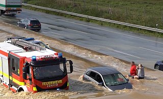 Fahrzeuge stehen auf der nach einem Unwetter &uuml;berfluteten Fahrbahn der Autobahn 2 bei Beckum. - Lametz Mauermann/News 4 Video-Line TV/dpa