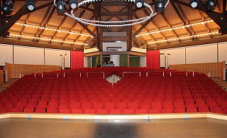 Jacken und dicke Oberbekleidung dürfen aus Brandschutzgründen nicht mit ins Kurtheater genommen werden. - Archivfoto: Cordula Gröne Jacken und dicke Oberbekleidung dürfen aus Brandschutzgründen nicht mit ins Kurtheater genommen werden. - Archivfoto: Cordula Gröne