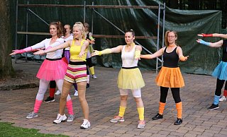 Auf der Reeperbahn wird getanzt: Das Ensemble der Freilichtbühne probt für das St.-Pauli-Musical „Heiße Ecke". - Alina Hetland Auf der Reeperbahn wird getanzt: Das Ensemble der Freilichtbühne probt für das St.-Pauli-Musical „Heiße Ecke". - Alina Hetland