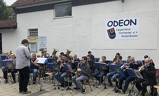 Peter Werpup leitet das Lipperland-Orchester, das auf dieser Aufnahme aus dem vergangenen Jahr vor dem Vereinsheim Odeon in Alverdissen spielt. 1988 hatte der Verein das Haus erworben. Die Nebenkosten für das Heim, aber vor allem auch die Ausbildung der Jugendlichen bedeuten laufende Ausgaben. - Lisa Hilker