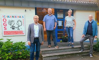 Das Archivfoto zeigt Bürgermeister Borris Ortmeier (von links), Wolfram Jungbut (stellvertretender Kinderdorf-Leiter), OGS-Leiterin Rebecca Lönneker und Andreas Wilde, Vorsitzender des Ausschusses für Schule, Soziales und Generationen, beim Besuch der OGS-Räume im Barntruper Kinderdorf. - Archivfoto: Stadt Barntrup
