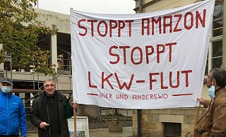 Unter anderem mit einer Mahnwache auf dem Marktplatz machen die Mitglieder der Aktionsgruppe "Beller Feld" an Markttagen auf ihren Protest aufmerksam. - Wolfram Fiedler