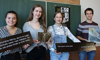 20 Schülerinnen und Schüler haben sich intensiv mit der Geschichte der Ermordeten befasst. Stellvertretend zeigen (von links)Haley Gehrke, Alea Burkamp, Carolin Rileit und Lennart Groth Exponaten der Ausstellung zum 27. Januar, die im Stadtgymnasium zur zentralen Gedenkveranstaltung zu sehen sein wird. - Stadt Detmold 20 Schülerinnen und Schüler haben sich intensiv mit der Geschichte der Ermordeten befasst. Stellvertretend zeigen (von links)Haley Gehrke, Alea Burkamp, Carolin Rileit und Lennart Groth Exponaten der Ausstellung zum 27. Januar, die im Stadtgymnasium zur zentralen Gedenkveranstaltung zu sehen sein wird. - Stadt Detmold