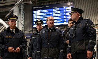 Am Münchner Hauptbahnhof war Bundesinnenminister Alexander Dobrindt (CSU) dabei. (Archivfoto) - Peter Kneffel/dpa