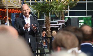 Vizekanzler und SPD-Kanzlerkandidat hat am Freitagmittag Detmold besucht. Vor dem Landesmuseum sprach er unter anderem über die Absicherung von Arbeitsplätzen. - Yvonne Glandien