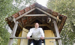 Timm Miersch vor einem Bauwerk mit Kehlbalkendach. Der "große Bruder" einer solchen Konstruktion, das Dach des Gräftenhofes im LWL-Freilichtmuseum Detmold, ist ein Lieblingsort des Zimmerermeisters, bisherigen Gebäuderestaurators und künftigen Direktors der Freilichtmuseen Niederbayern. - Barbara Luetgebrune Timm Miersch vor einem Bauwerk mit Kehlbalkendach. Der "große Bruder" einer solchen Konstruktion, das Dach des Gräftenhofes im LWL-Freilichtmuseum Detmold, ist ein Lieblingsort des Zimmerermeisters, bisherigen Gebäuderestaurators und künftigen Direktors der Freilichtmuseen Niederbayern. - Barbara Luetgebrune