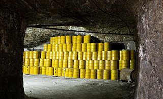Gelbe Fässer für Atommüll lagern im Endlager Morsleben. Seuit Jahren wird ein neuer Standort für ein Endlager gesucht - picture alliance / dpa