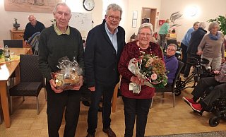 Der Leopoldshöher AWO-Vorsitzende Gerhard Schemmel (Mitte) bedankte sich bei Paul und Anni Weitenhofer für die jahrzehntelange Organisation des Klöntreffs. - AWO