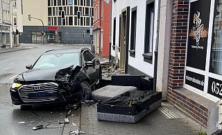 Auf der Behringstraße in Detmold ein A6 gegen eine Hauswand gekracht. - Polizei LIppe Auf der Behringstraße in Detmold ein A6 gegen eine Hauswand gekracht. - Polizei LIppe