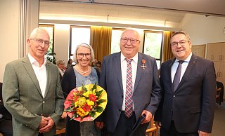 (v.l.) Der stellvertretende Bürgermeister Jörg Amelung, Friedrich und Elisabeth Westerheide sowie Landrat Axel Lehmann. - Knut Dinter (v.l.) Der stellvertretende Bürgermeister Jörg Amelung, Friedrich und Elisabeth Westerheide sowie Landrat Axel Lehmann. - Knut Dinter