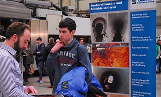 Die Schüler können sich an den einzelnen Ständen über mehr als 100 Ausbildungsberufe informieren. - Stay Lipso Die Schüler können sich an den einzelnen Ständen über mehr als 100 Ausbildungsberufe informieren. - Stay Lipso