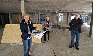 Ute Seidemann von der Gemeinde Kalletal (links) zeigt, wie das Foyer des B&uuml;rgerzentrums einmal aussehen soll. Im Moment steht sie mit Bauamtsleiterin Ewa Hermann und Bauleiter Andreas Deppe noch im Rohbau. - Jens Rademacher