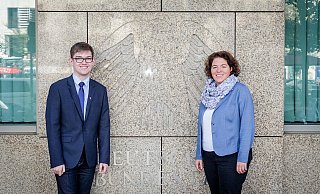 Tim-Alexander Viergge, Kreisvorsitzender der Schüler-Union, gratuliert dem neugewählten Vorstand. - Tim-Alexander Viergge