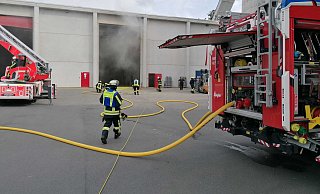 Am Montagmorgen ist die Feuerwehr zu einer Staubexplosion im Holzwärmekraftwerk an der Wilberger Straße gerufen worden. 2023 (Foto) war dort schon einmal so ein Einsatz. Aber was ist eigentlich eine Staubexplosion? - Archivfoto: Feuerwehr Horn-Bad Meinberg Am Montagmorgen ist die Feuerwehr zu einer Staubexplosion im Holzwärmekraftwerk an der Wilberger Straße gerufen worden. 2023 (Foto) war dort schon einmal so ein Einsatz. Aber was ist eigentlich eine Staubexplosion? - Archivfoto: Feuerwehr Horn-Bad Meinberg