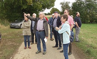 In der Hilgenrekte bei Silixen zeigt Willi Schirrmacher den Teilnehmern den geplanten Standort der Windräder. - Wulf Daneyko In der Hilgenrekte bei Silixen zeigt Willi Schirrmacher den Teilnehmern den geplanten Standort der Windräder. - Wulf Daneyko