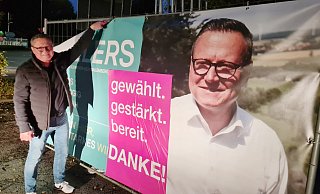 Selbst ist der Mann: Marco Müllers baut am Abend nach der Arbeit seine großen Wesselmänner ab. Das eigene Konterfei hat erst mal ausgedient, ab 1. November sitzt er live und in Farbe im Schiederaner Rathaus auf dem Bürgermeisterstuhl. - Marianne Schwarzer Selbst ist der Mann: Marco Müllers baut am Abend nach der Arbeit seine großen Wesselmänner ab. Das eigene Konterfei hat erst mal ausgedient, ab 1. November sitzt er live und in Farbe im Schiederaner Rathaus auf dem Bürgermeisterstuhl. - Marianne Schwarzer