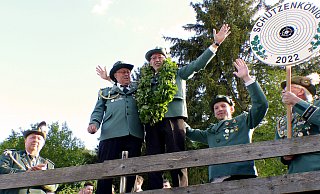Bierkönig Steven Martin (Mitte, links) und Schützenkönig Jens Simpson präsentieren sich den Schützen. - Rudi Rudolph Bierkönig Steven Martin (Mitte, links) und Schützenkönig Jens Simpson präsentieren sich den Schützen. - Rudi Rudolph