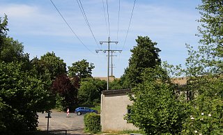 Diese Hochspannungsleitung - hier am Hohenhauser Freibad - wird demn&auml;chst abgebaut. Der Strom soll ab Ende 2024 durch Erdkabel flie&szlig;en. Die Leitung geh&ouml;rt den Stadtwerken Lippe-Weser. Sie f&uuml;hrt vom Umspannwerk Hohenhausen am Fassensteg &uuml;ber Echternhagen nach Westorf. - Jens Rademacher