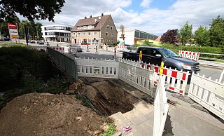 Weil die Brücke über die Exter saniert wird, regelt eine Baustellenampel den Verkehr an der Bahnhofstraße zwischen Fahrenplatz und Kreisverkehr. Immer nur in eine Fahrtrichtung geht es vorwärts. - Jens Rademacher Weil die Brücke über die Exter saniert wird, regelt eine Baustellenampel den Verkehr an der Bahnhofstraße zwischen Fahrenplatz und Kreisverkehr. Immer nur in eine Fahrtrichtung geht es vorwärts. - Jens Rademacher