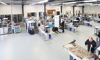 Es wird zu eng: Die Firma Van der Heijden Labortechnik will im Humfelder Industriegebiet expandieren. Die Produktion, hier im Bild, aber auch Lager und Versand sollen mehr Platz bekommen. - Van der Heijden GmbH Es wird zu eng: Die Firma Van der Heijden Labortechnik will im Humfelder Industriegebiet expandieren. Die Produktion, hier im Bild, aber auch Lager und Versand sollen mehr Platz bekommen. - Van der Heijden GmbH