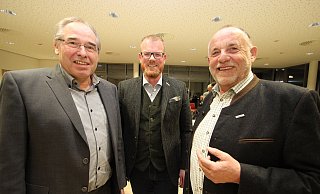 Friso Veldink (Mitte), gerade nominierter CDU-Bürgermeisterkandidat, mit Amtsinhaber Friedrich Ehlert (links) und dem Gemeindeverbandsvorsitzenden Klaus Nolting. - Jens Rademacher Friso Veldink (Mitte), gerade nominierter CDU-Bürgermeisterkandidat, mit Amtsinhaber Friedrich Ehlert (links) und dem Gemeindeverbandsvorsitzenden Klaus Nolting. - Jens Rademacher