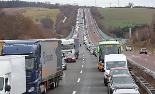 Fahrzeuge haben eine Rettungsgasse auf der Autobahn 4 gebildet. - Bodo Schackow/dpa/Archivbild