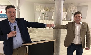CDU-Kreisvorsitzender Lars Brakhage (links) gratuliert Jan Gentemann zu seiner Wahl zum Stadtverbandsvorsitzenden der Bad Salzufler Union. - Thomas Reineke CDU-Kreisvorsitzender Lars Brakhage (links) gratuliert Jan Gentemann zu seiner Wahl zum Stadtverbandsvorsitzenden der Bad Salzufler Union. - Thomas Reineke