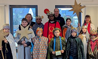 Sternsinger zu Besuch im Kalletaler Rathaus: die Initiatoren Ursula Kuhfuß (hintere Reihe, Zweite von rechts) und Pastor Thorsten Rosenau (hintere Reihe, Zweiter von links) mit Bürgermeister Mario Hecker (rechts), Fachbereichsleiterin Ewa Hermann (links), Unterstützer Tino Studlarek (hintere Reihe, Mitte) und denSternsingern vor dem Sitzungssaal der Gemeinde Kalletal. - Gemeinde Kalletal Sternsinger zu Besuch im Kalletaler Rathaus: die Initiatoren Ursula Kuhfuß (hintere Reihe, Zweite von rechts) und Pastor Thorsten Rosenau (hintere Reihe, Zweiter von links) mit Bürgermeister Mario Hecker (rechts), Fachbereichsleiterin Ewa Hermann (links), Unterstützer Tino Studlarek (hintere Reihe, Mitte) und denSternsingern vor dem Sitzungssaal der Gemeinde Kalletal. - Gemeinde Kalletal