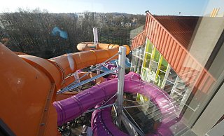 Der neue Rutschenturm bietet einen Ausblicka auf Detmold. Die gelbe Röhre ist die alte Rutsche, die margentafarbene die neue. - Jost Wolf Der neue Rutschenturm bietet einen Ausblicka auf Detmold. Die gelbe Röhre ist die alte Rutsche, die margentafarbene die neue. - Jost Wolf
