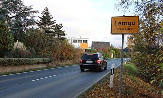 Hinter dem Ortseingang Lemgo haben die Autofahrer laut Anwohnern immer noch zu viel Geschwindigkeit auf dem Tacho. - Nadine Uphoff