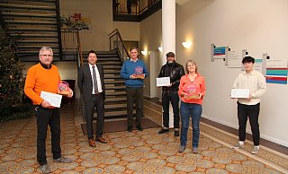 Bürgermeister Frank Hilker (Zweiter von links) mit den Vertretern der Preisträger: (von links) Ewald Gancer, Cord Brüning, André Sedlaczek, Birgit Reher und Moritz Thesmann. - Jana Beckmann