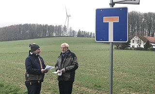 Eric Hagedorn (links) und Friedhelm Jasper stehen am Ende der Siedlung Lohholz – im Hintergrund dreht sich bereits ein Wüstener Windrad. Das neue wäre mehr als doppelt so hoch. - Till Brand Eric Hagedorn (links) und Friedhelm Jasper stehen am Ende der Siedlung Lohholz – im Hintergrund dreht sich bereits ein Wüstener Windrad. Das neue wäre mehr als doppelt so hoch. - Till Brand